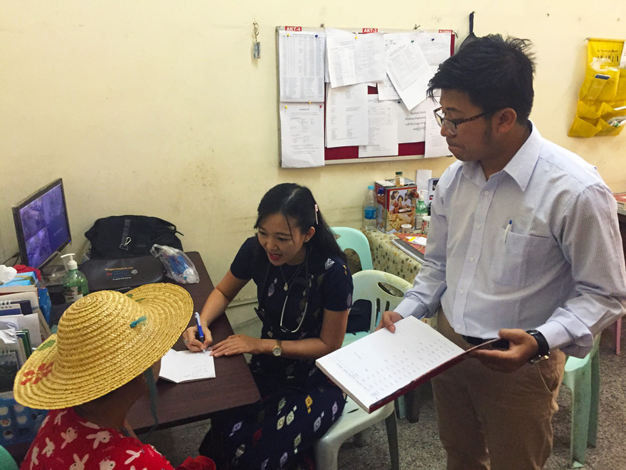 Dr Nan Phyu Sin Toe Myint (centre) interviews a patient with the support of MARCH research officer Dr Kyauk Sain.