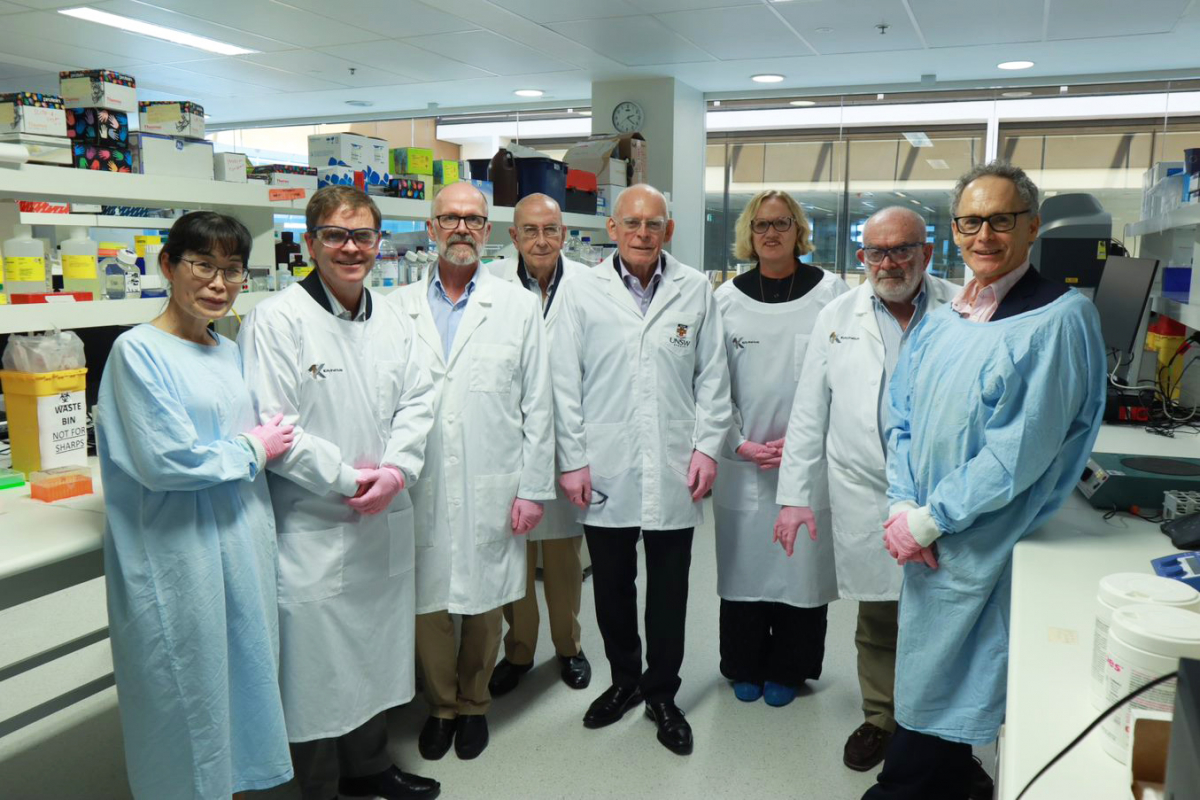 L to R: Susan wan, Tony Kelleher, - , -, Lord Glendonbrook, Mary Poynten, Richard D'Apice, Andrew Grulich in Glendonbrook lab, Kirby Institute.